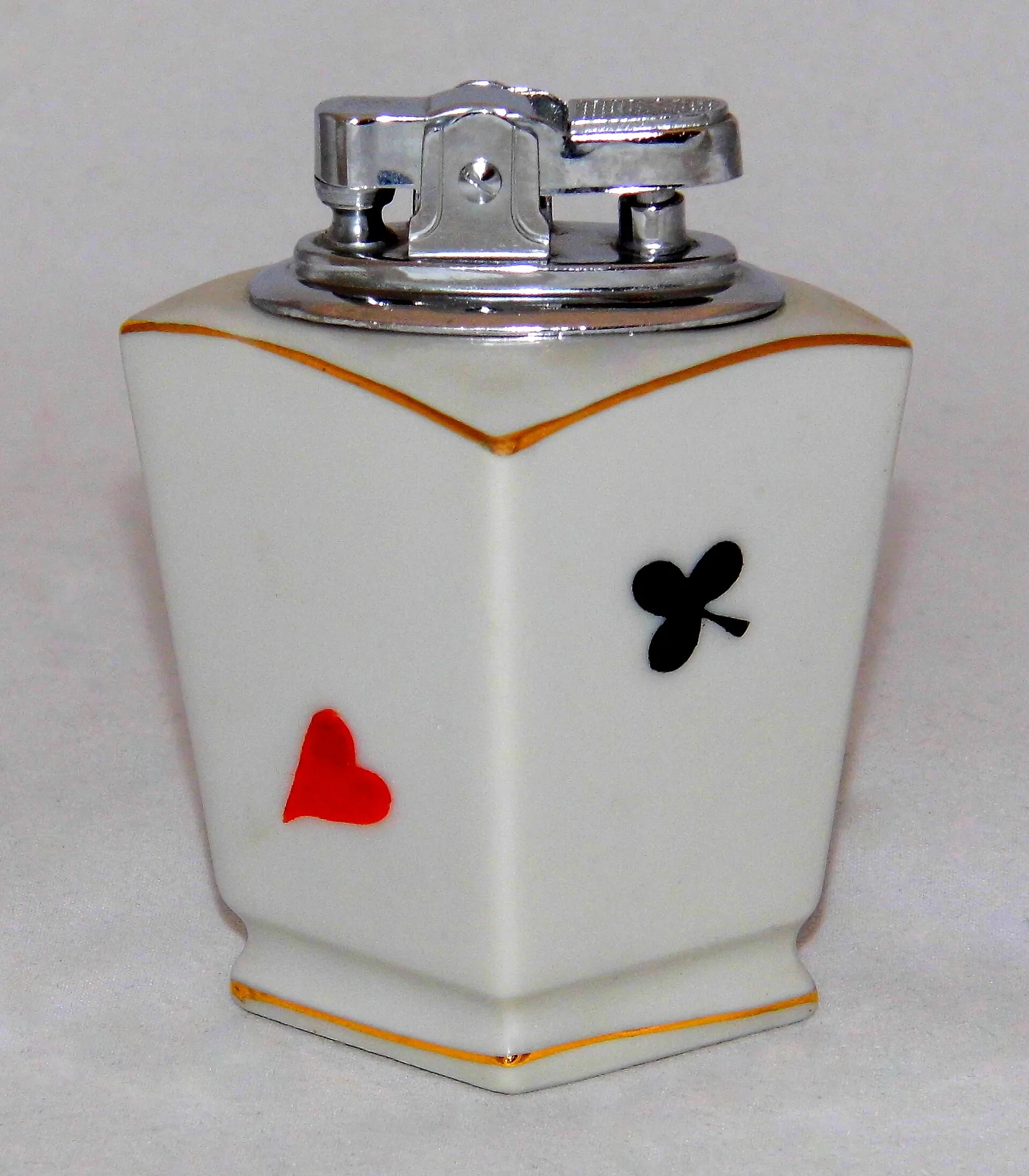 Fekete Dáma koncepció — klasszikus kártyalap és borospohár csendélet