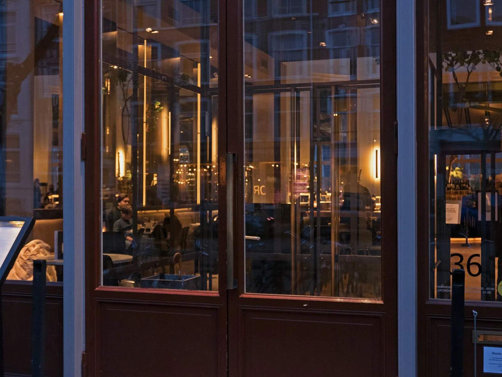 Fekete Dáma bejárat a Piac utcában