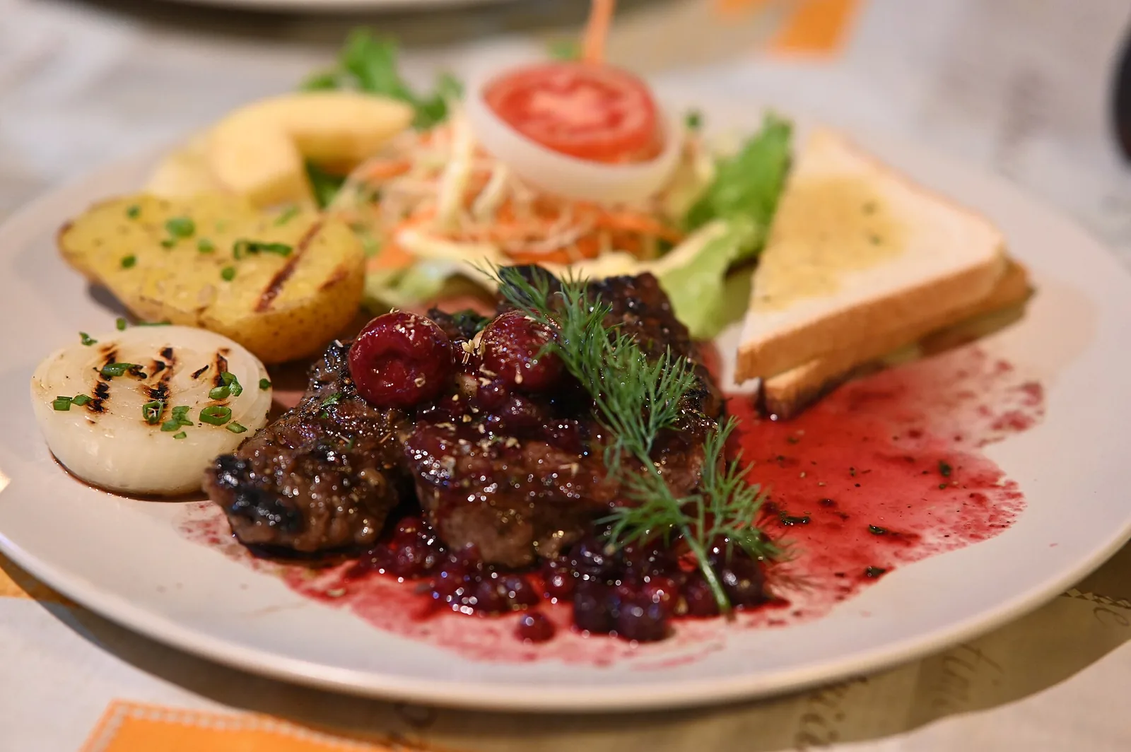 Séfi tálalás a Fekete Dáma éttermében — modern magyar fogás, finom arany fényekkel