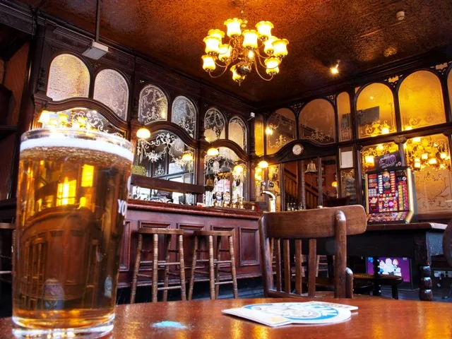 Fekete Dáma belső tér — tölgyfa, bőr, antik kristálycsillár, gold foglalatú tükör