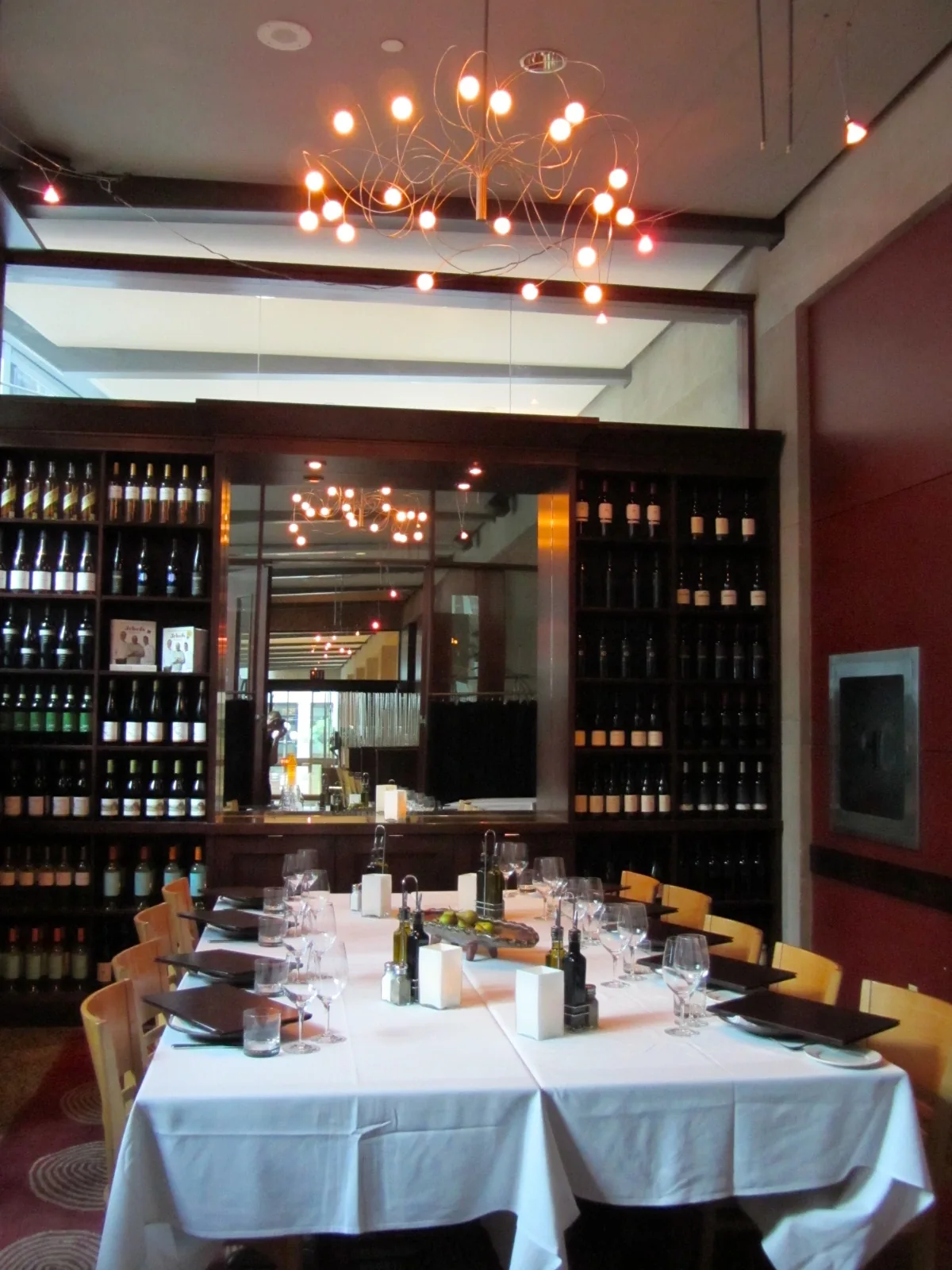 Privát rendezvény a Fekete Dámában — klasszikus teríték, gyertyafény