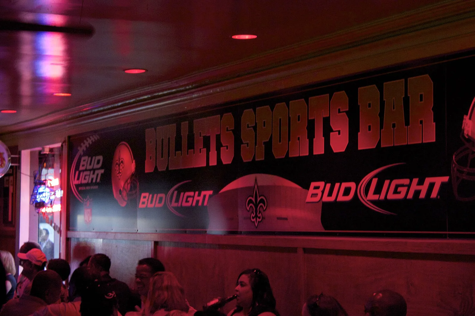 Nagy képernyős sportközvetítés a Fekete Dáma borlounge-ában