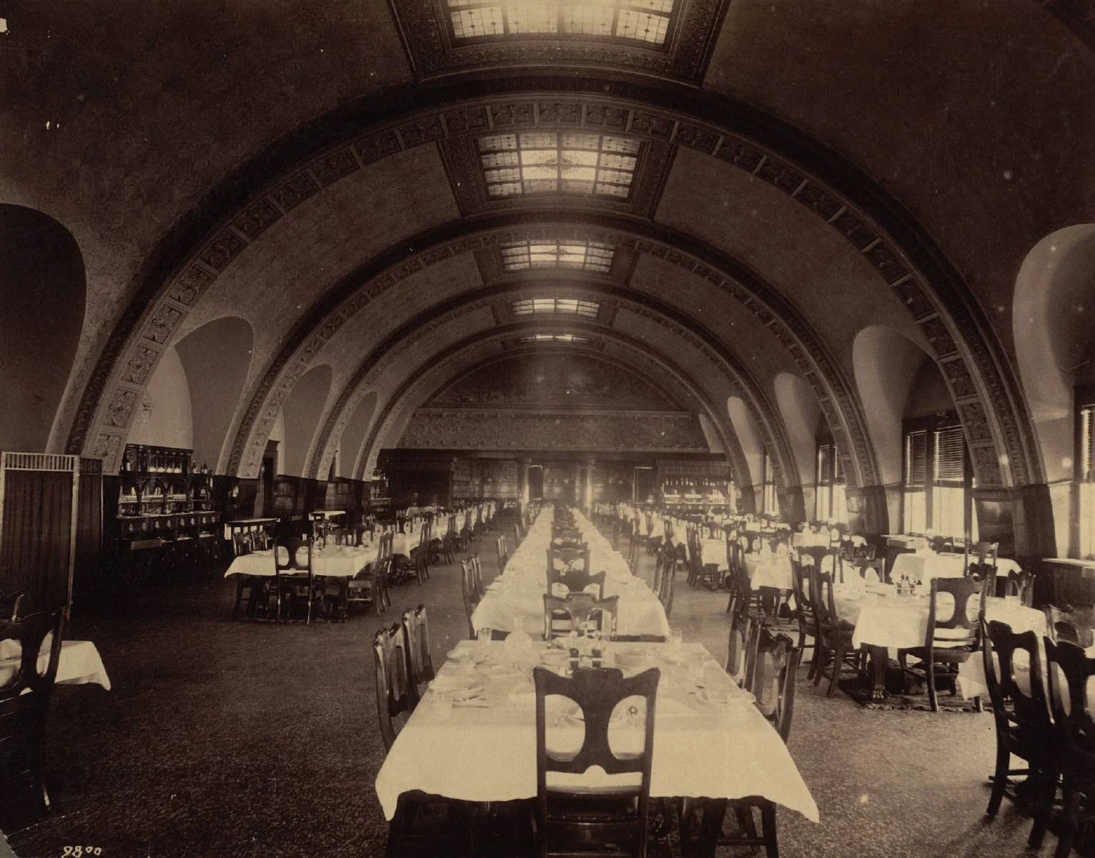 Fő étterem — klasszikus kristálycsillár, bőr székek