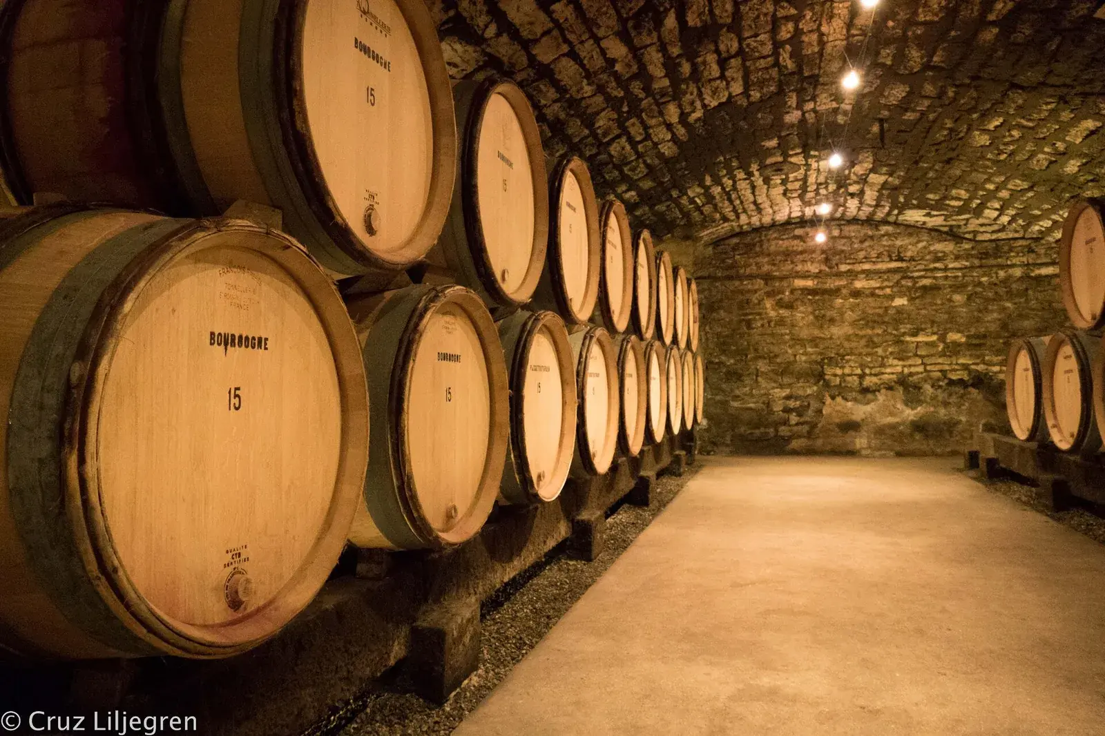 Borpince a Fekete Dámában, arany fényekkel