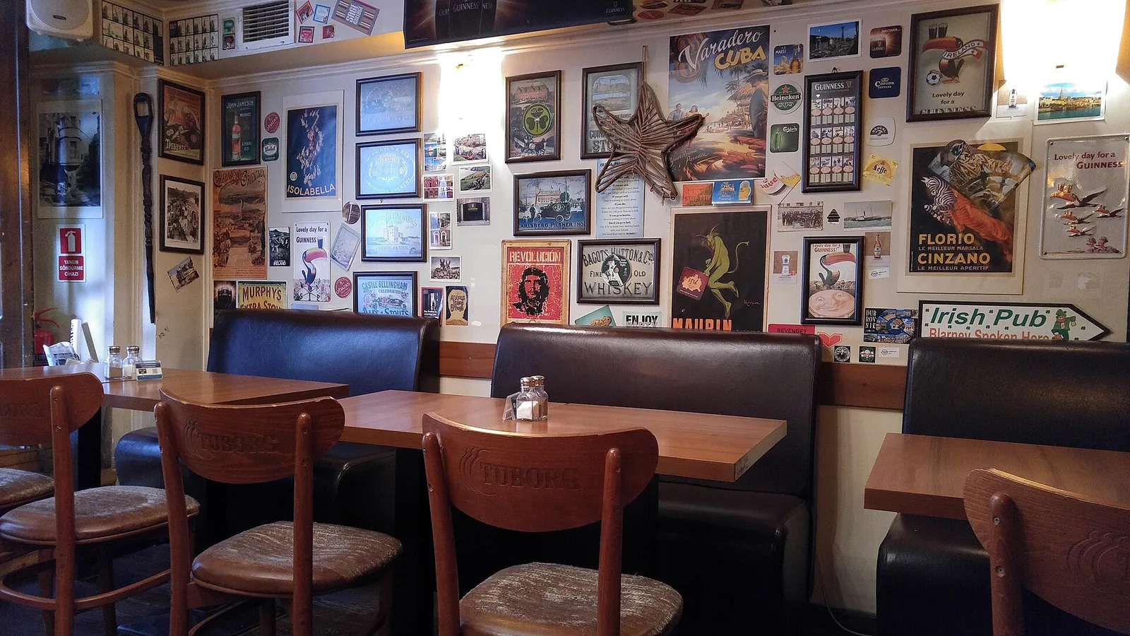 Borlounge a Fekete Dámában — 8 fős asztal, hangulatvilágítás